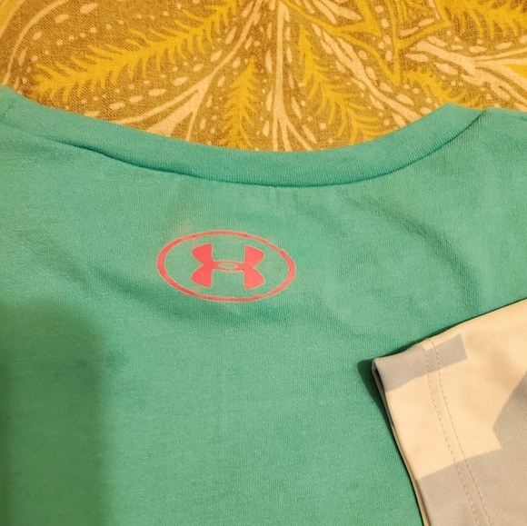 **Bundle** 2 Under Armour Shirts - Picture 6 of 7